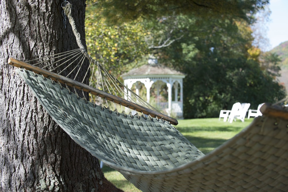 the lincoln inn and restaurant at the covered bridge