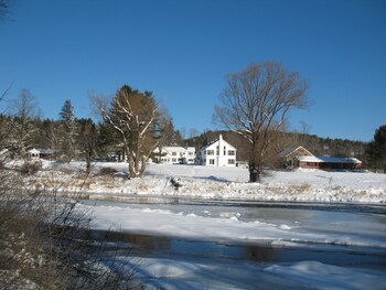the lincoln inn and restaurant at the covered bridge