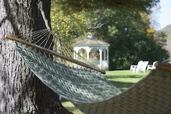 the lincoln inn and restaurant at the covered bridge