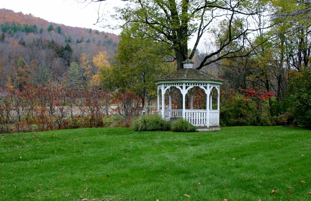 the lincoln inn and restaurant at the covered bridge