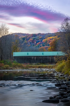 the lincoln inn and restaurant at the covered bridge
