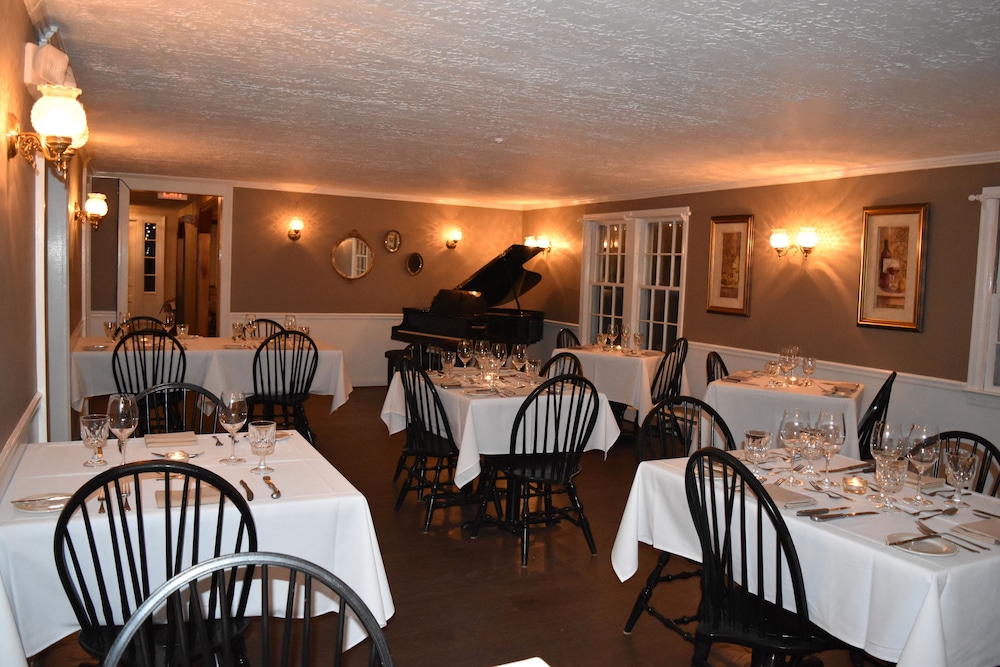 the lincoln inn and restaurant at the covered bridge