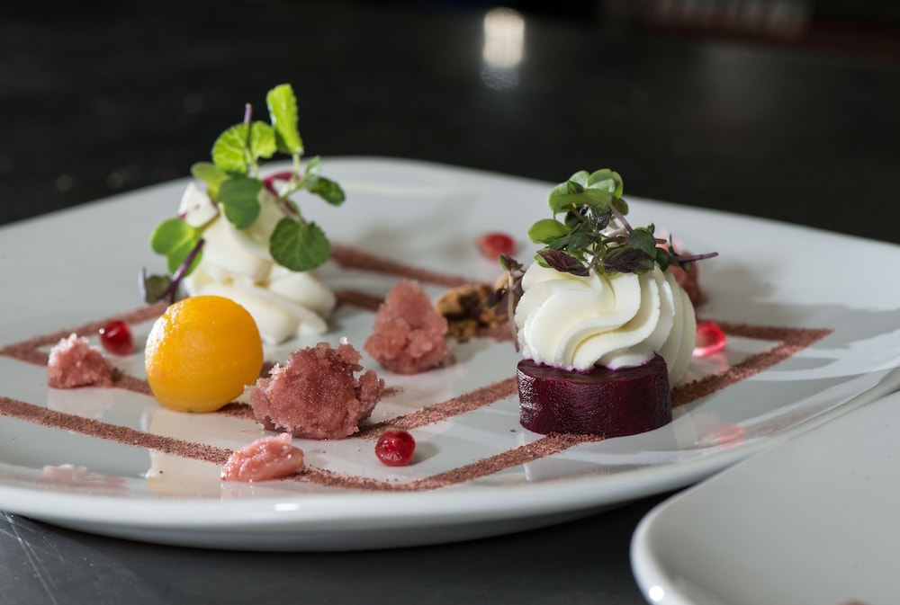 the lincoln inn and restaurant at the covered bridge