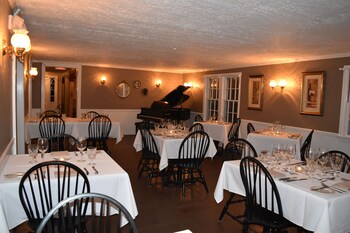 the lincoln inn and restaurant at the covered bridge