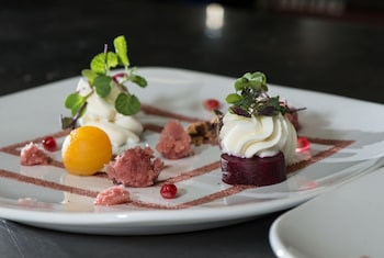 the lincoln inn and restaurant at the covered bridge