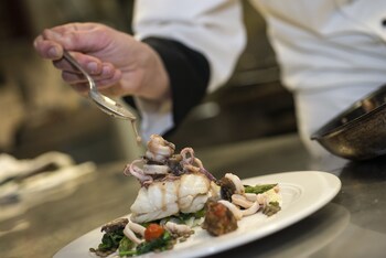 the lincoln inn and restaurant at the covered bridge