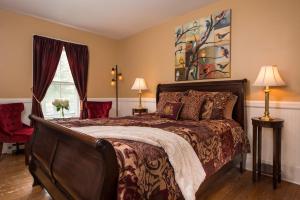 the lincoln inn and restaurant at the covered bridge