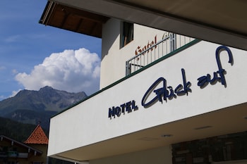 hotel and suites gluck auf