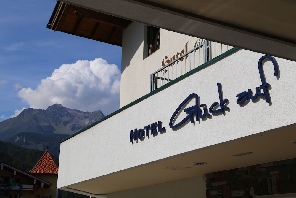 hotel and suites gluck auf