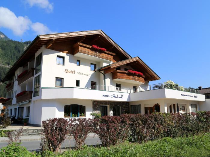 hotel and suites gluck auf