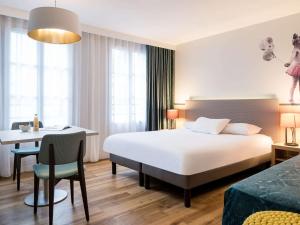 Aparthotel Adagio Paris Montmartre,10 Place Charles Dullin,4 star