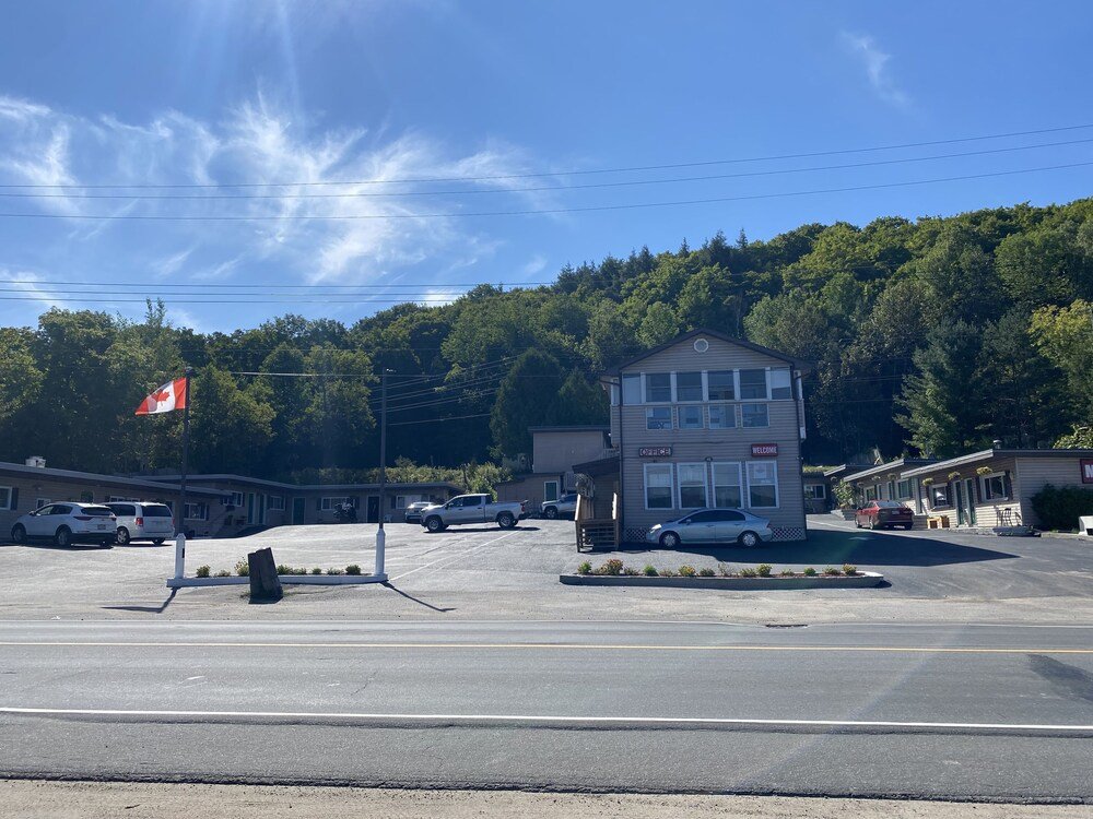 Silver Maple Motel,,2 star
