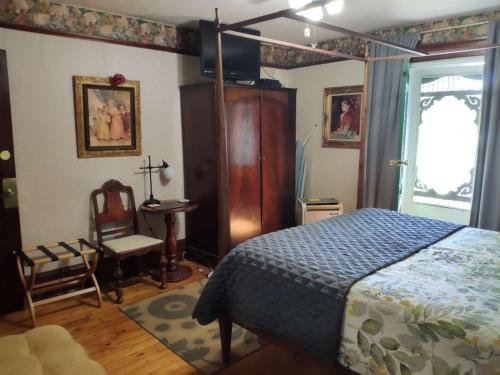 colonial charm inn bed and breakfast
