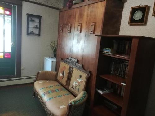colonial charm inn bed and breakfast
