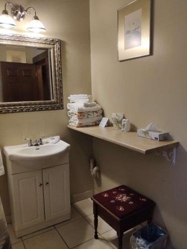 colonial charm inn bed and breakfast