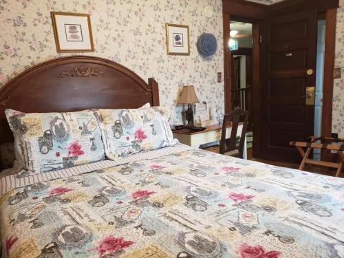 colonial charm inn bed and breakfast