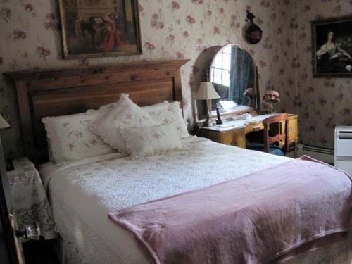 colonial charm inn bed and breakfast