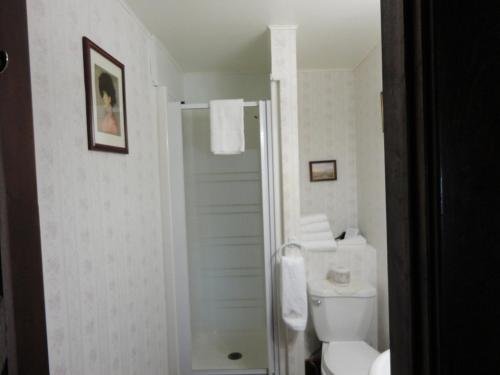 colonial charm inn bed and breakfast