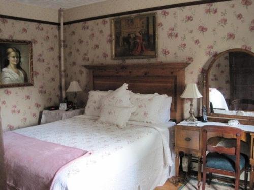 colonial charm inn bed and breakfast