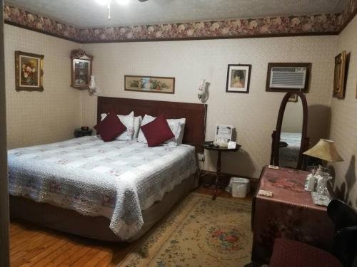 colonial charm inn bed and breakfast