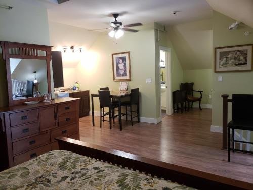 colonial charm inn bed and breakfast