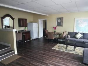 colonial charm inn bed and breakfast