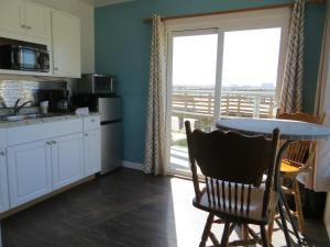 dolphin cove motel