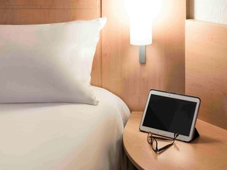 ibis lyon est chaponnay