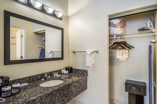 Clarion Inn & Suites Central Clearwater Beach,Clearwater Beach>>Clearwater,3 star