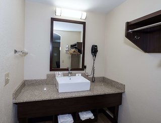 red roof inn lancaster