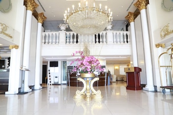 portaluna hotel and resort by reston