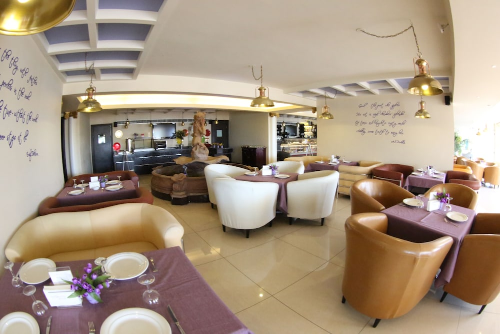 portaluna hotel and resort by reston