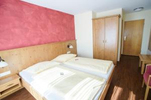 Hotel Landgasthof Linde,Oberhomberg 9,3 star