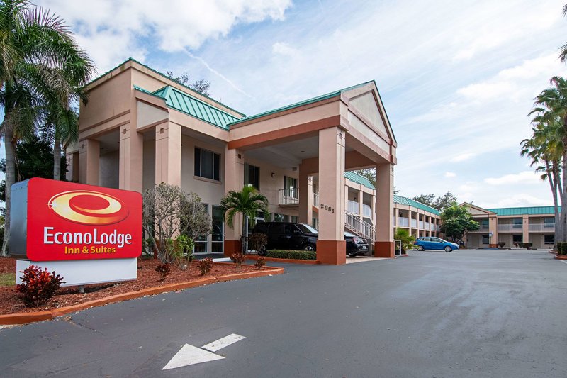 econo lodge inn and suites