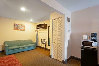 econo lodge inn and suites