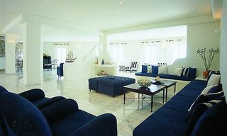 kouros hotel and suites