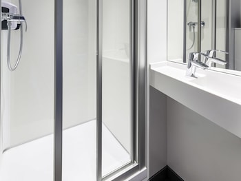 hotelf1 nice villeneuve loubet