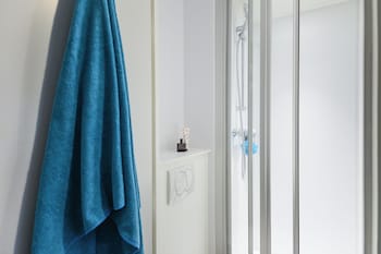 hotelf1 nice villeneuve loubet