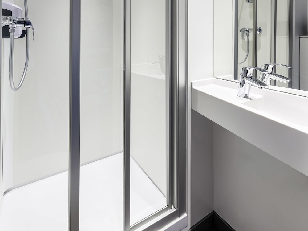 hotelf1 nice villeneuve loubet