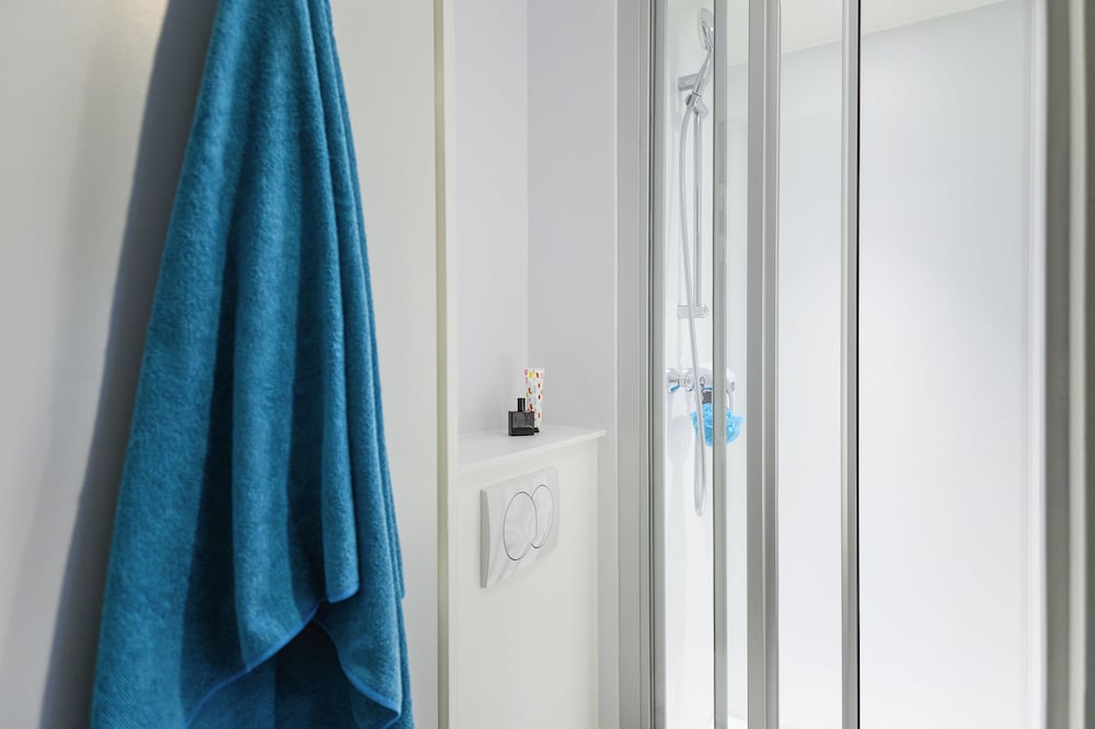 hotelf1 nice villeneuve loubet