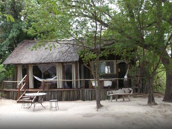 sindabezi island camp