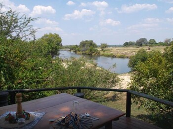 sindabezi island camp