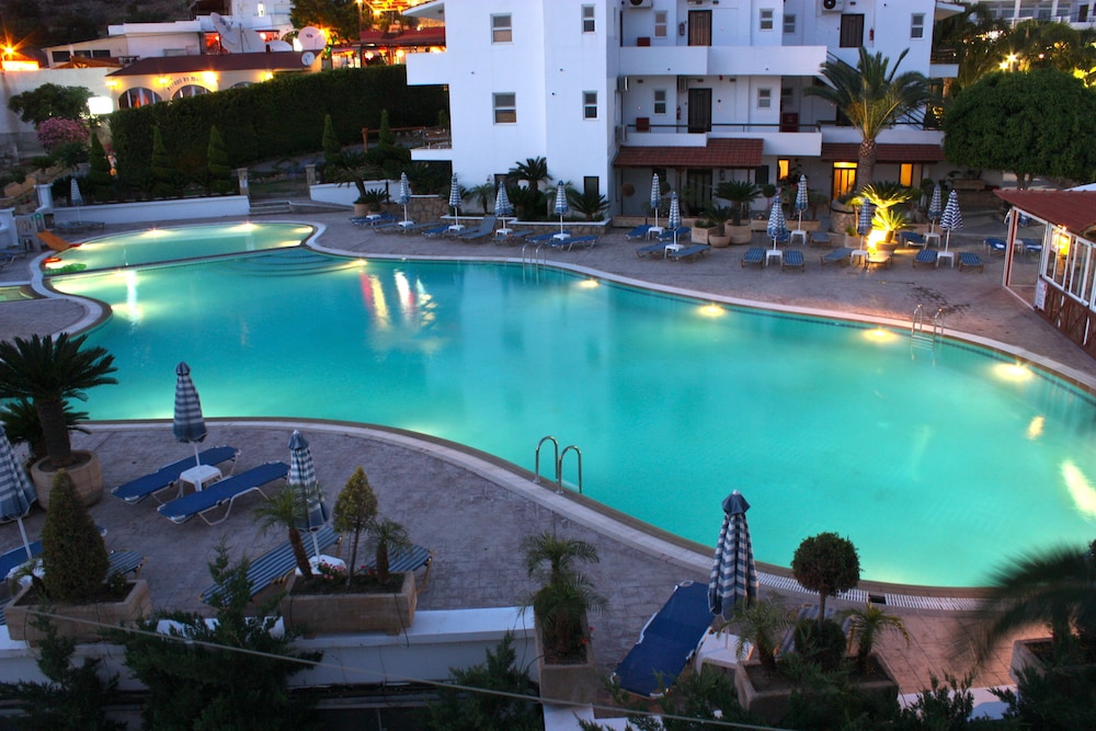 coliseum studios and apartments