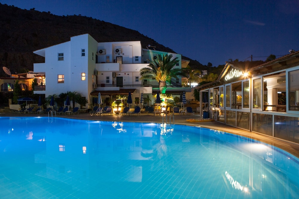 coliseum studios and apartments