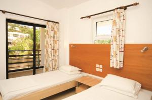 coliseum studios and apartments