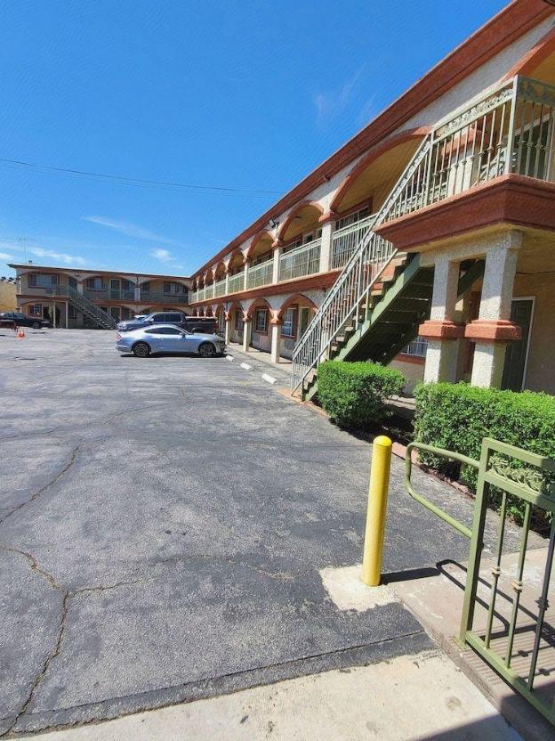 delmonico inn and suites