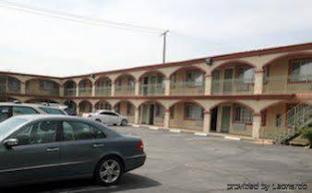 delmonico inn and suites