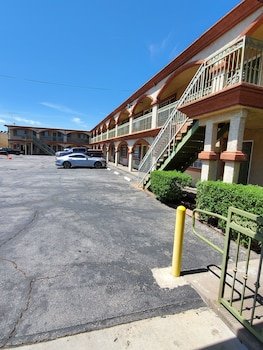 delmonico inn and suites