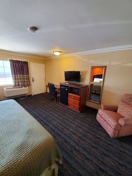 delmonico inn and suites