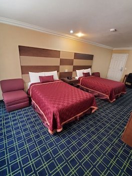 delmonico inn and suites